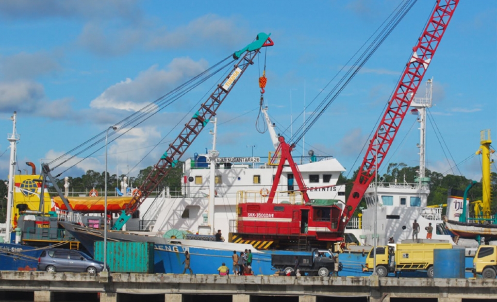 Detail Gambar Dan Kegiatan Bongkar Muat Kapal Kargo Nomer 13