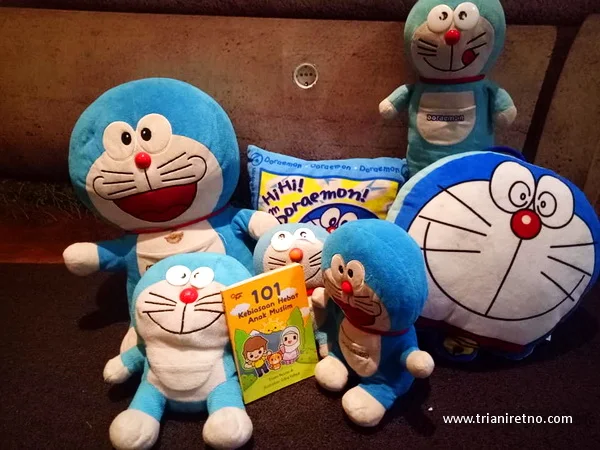 Detail Gambar Doraemon Pegang Buku Nomer 19