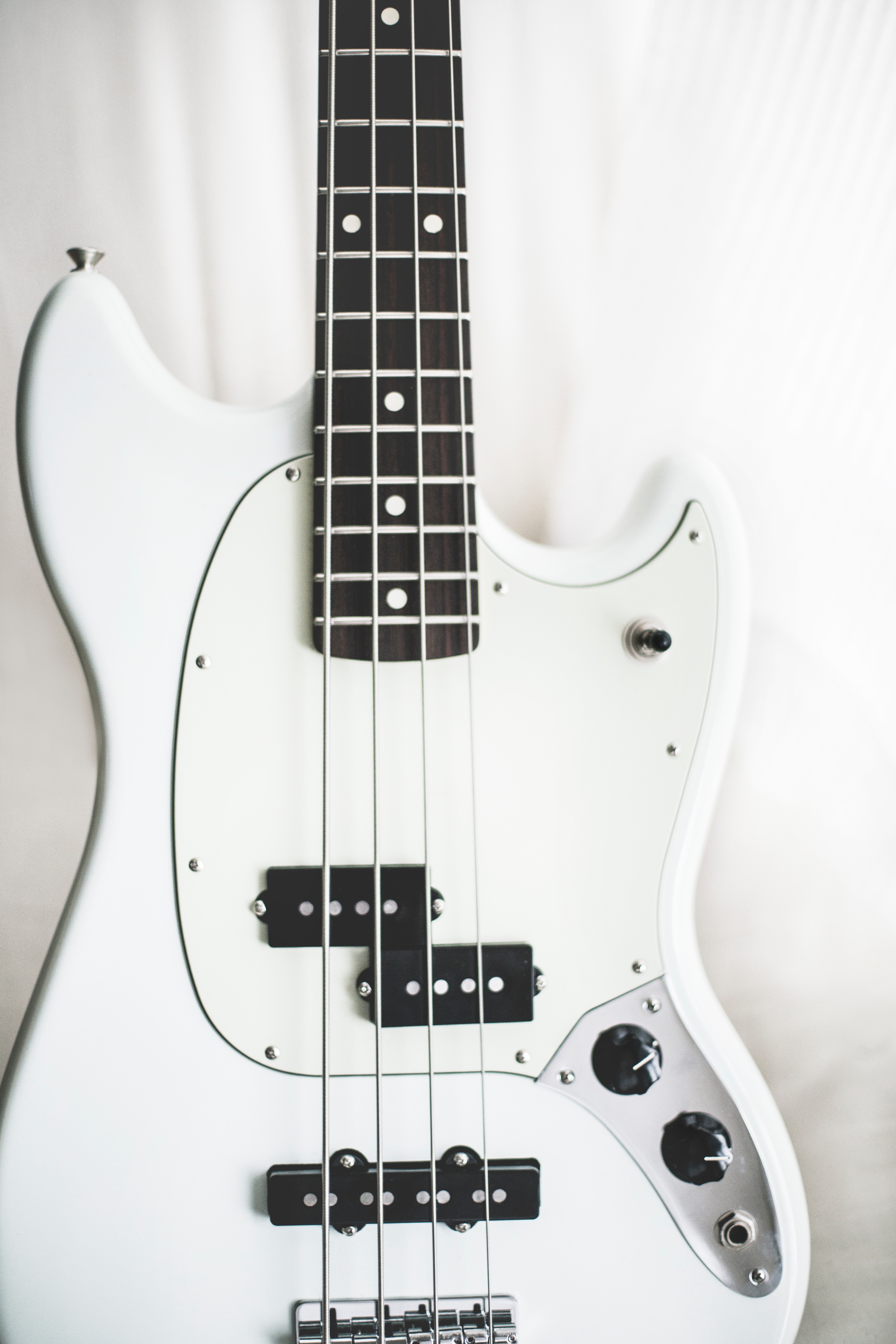 Detail Gambar Gitar Bass Nomer 15