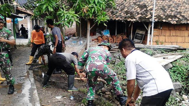 Detail Gambar Gotong Royong Di Masyarakat Beserta Penjelasannya Dari Gambar Tersebut Nomer 37