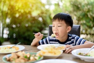 Detail Gambar Kartun Anak Sedang Sarapan Nomer 34