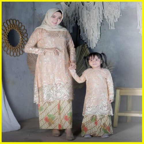 Detail Gambar Kebaya Ibu Ibu Gambar Kebaya Untuk Ibu Ibu Nomer 16