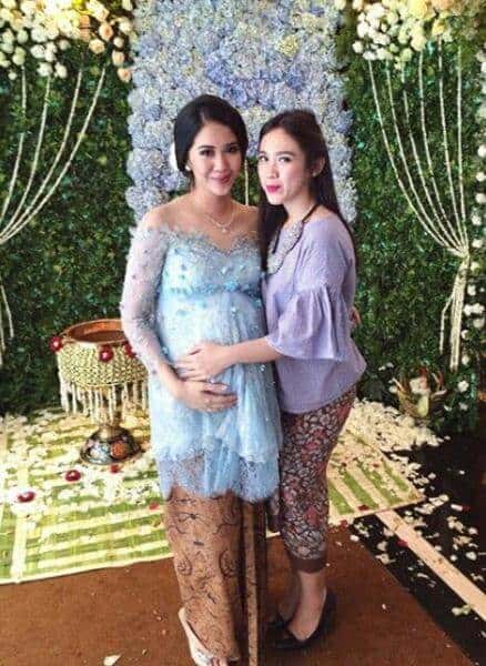 Detail Gambar Kebaya Ibu Ibu Gambar Kebaya Untuk Ibu Ibu Nomer 29