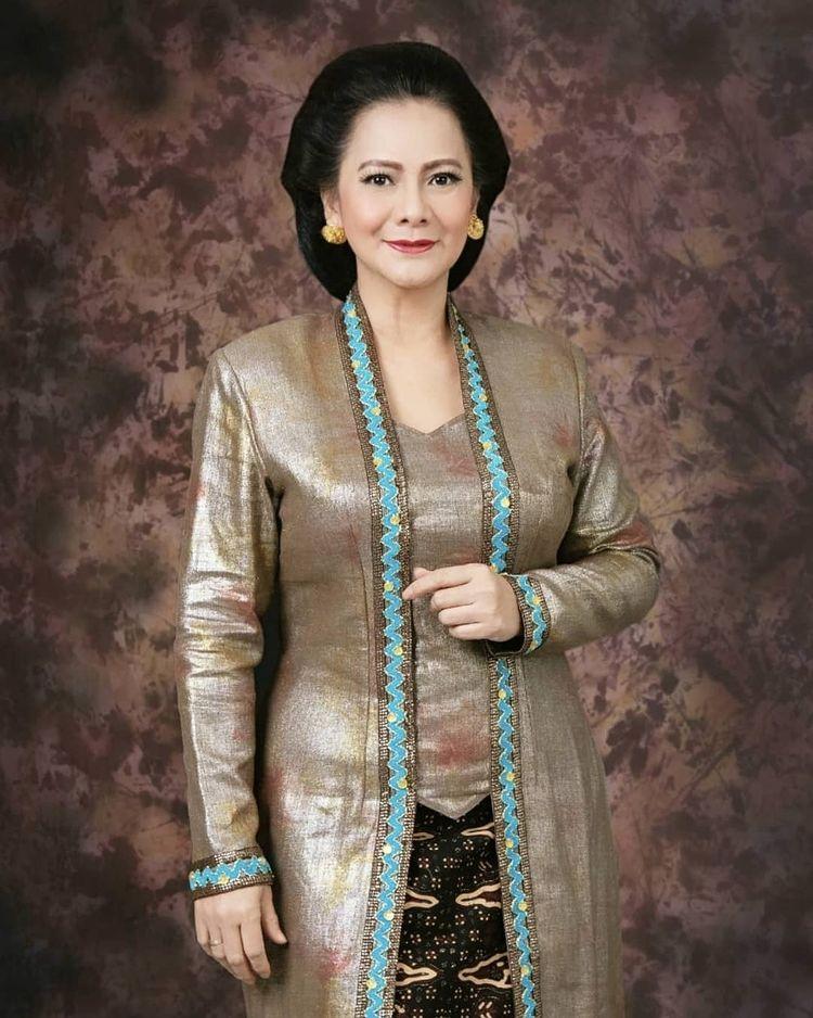 Detail Gambar Kebaya Ibu Ibu Gambar Kebaya Untuk Ibu Ibu Nomer 37