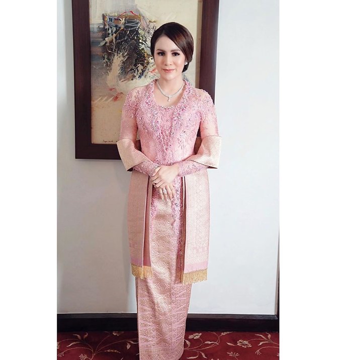 Detail Gambar Kebaya Ibu Ibu Gambar Kebaya Untuk Ibu Ibu Nomer 40