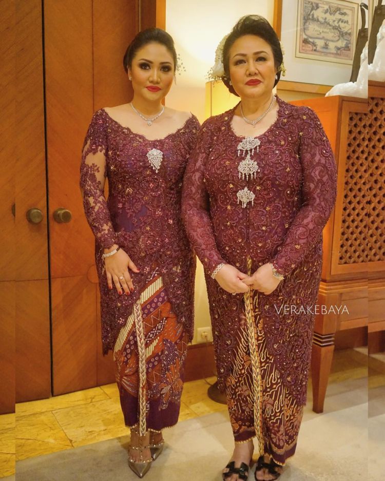 Detail Gambar Kebaya Ibu Ibu Gambar Kebaya Untuk Ibu Ibu Nomer 52