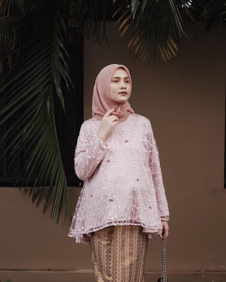 Detail Gambar Kebaya Ibu Ibu Gambar Kebaya Untuk Ibu Ibu Nomer 10