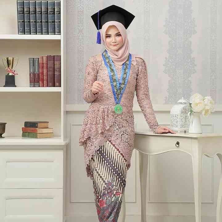 Detail Gambar Kebaya Untuk Wisuda Nomer 2