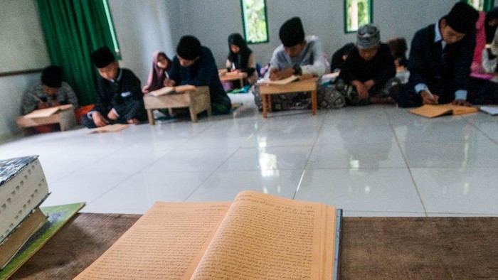 Detail Gambar Kegiatann Orang Sedang Melakkan Kegiatan Administrasi Nomer 38