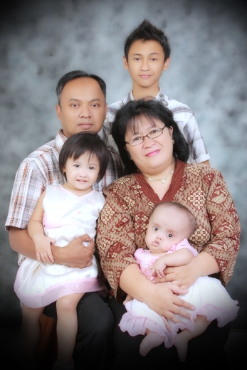 Detail Gambar Keluarga Kristen Bahagia Untuk Mewarnai Nomer 16