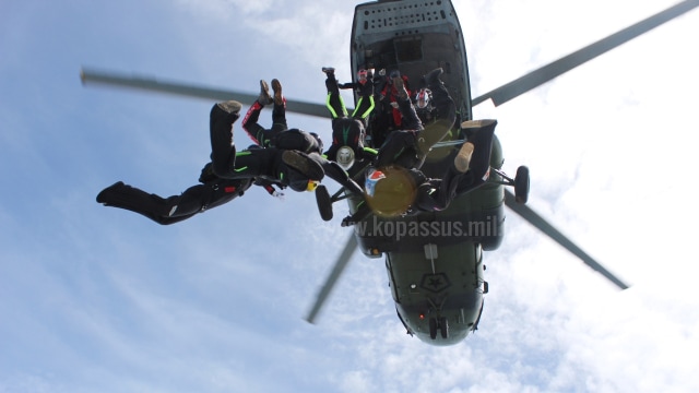 Detail Gambar Kopassus Gambar Helikopter Apache Nomer 35