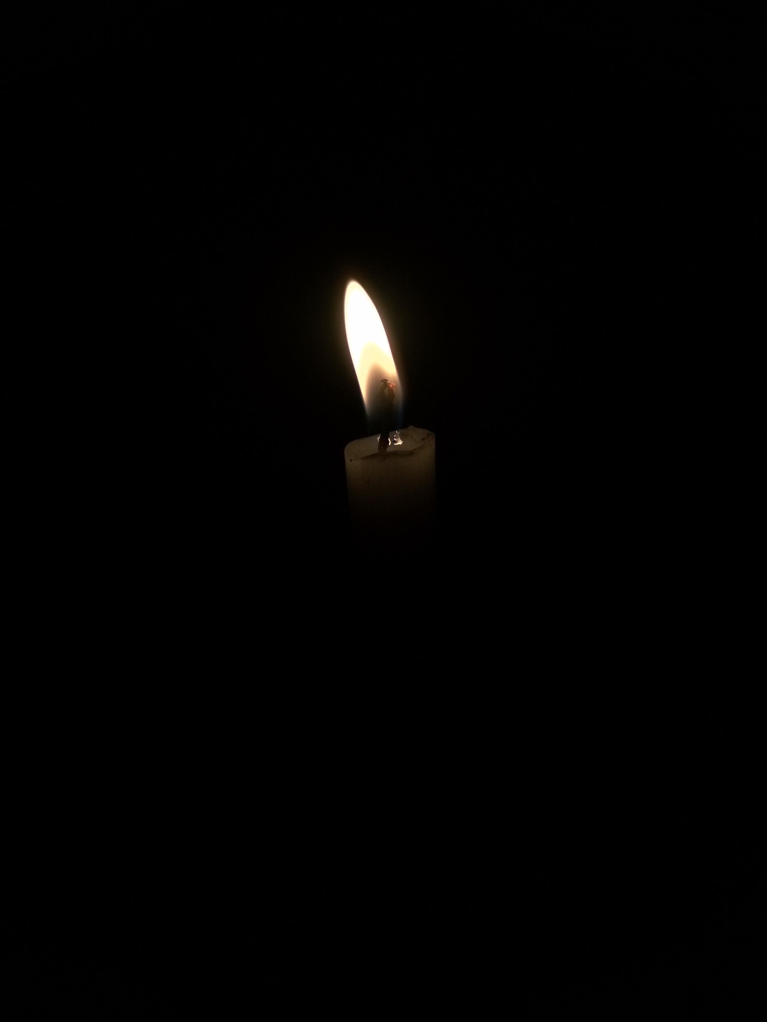 Detail Gambar Lilin Menyala Dalam Kegelapan Nomer 2