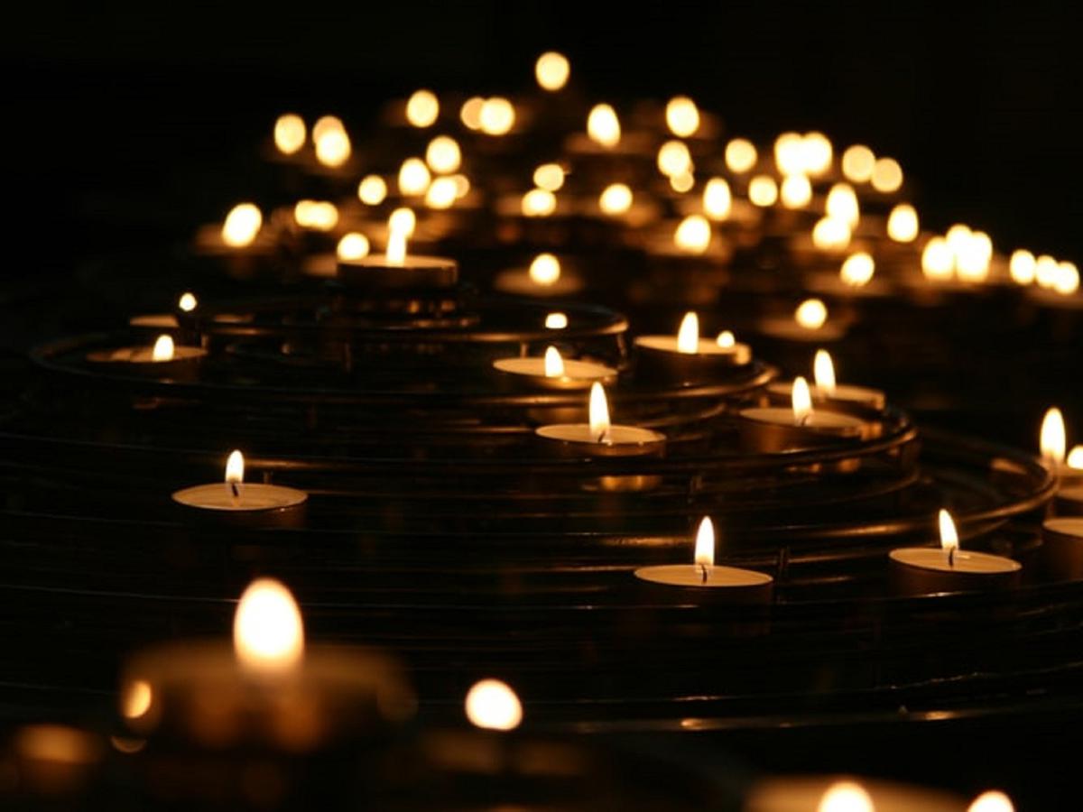 Detail Gambar Lilin Menyala Dalam Kegelapan Nomer 14
