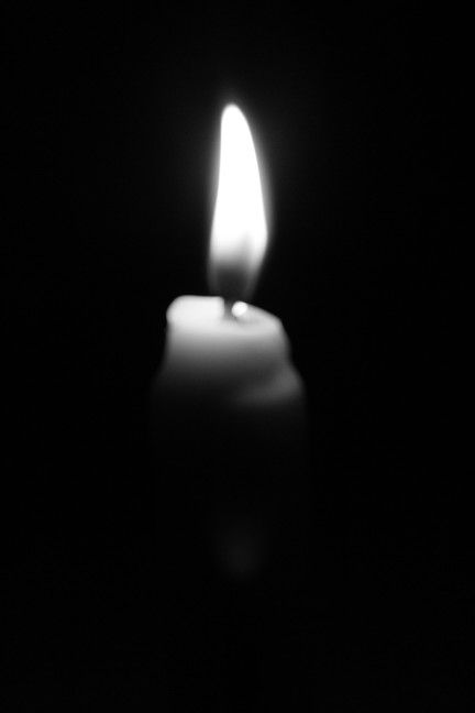 Detail Gambar Lilin Menyala Dalam Kegelapan Nomer 6