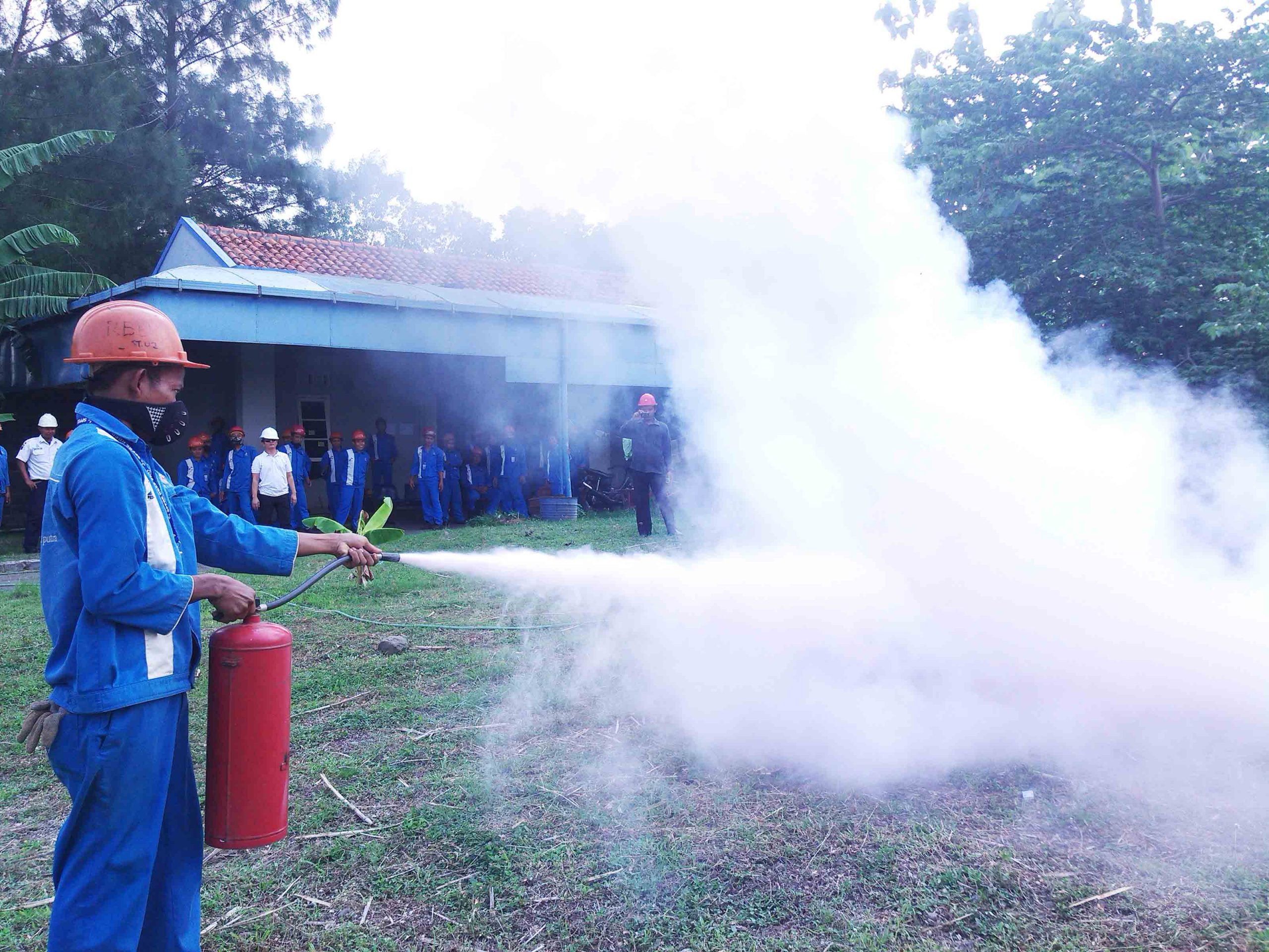 Detail Gambar Memadamkan Kebakaran Apar 3kg Nomer 36