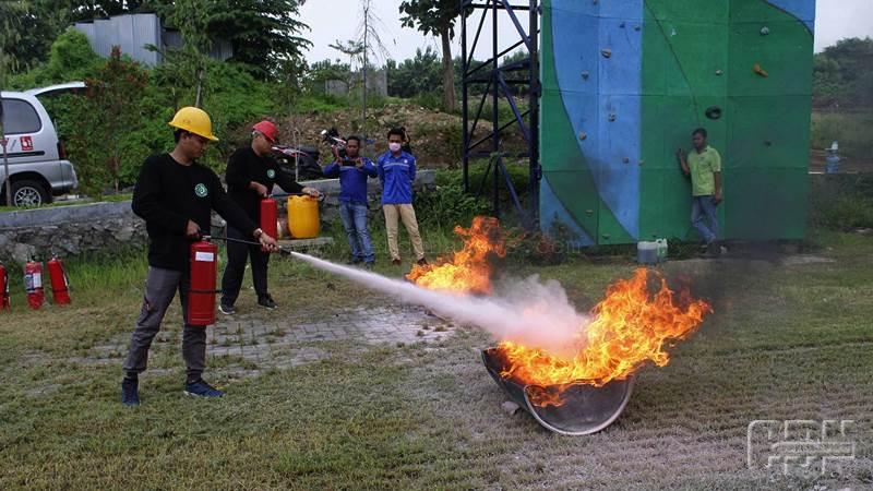 Detail Gambar Memadamkan Kebakaran Apar Nomer 42