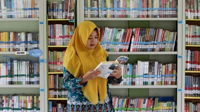 Detail Gambar Membaca Buku Di Perpustakaan Nomer 18