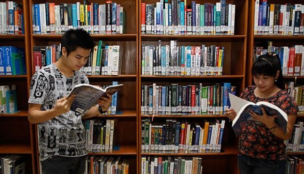 Detail Gambar Membaca Buku Di Perpustakaan Nomer 2