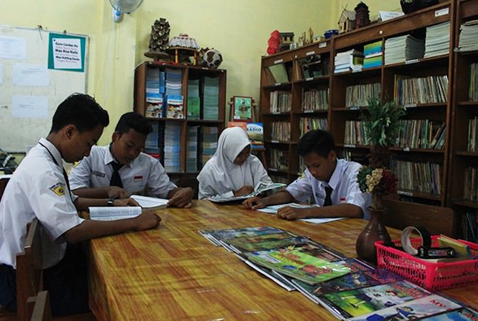 Detail Gambar Membaca Buku Di Perpustakaan Nomer 22