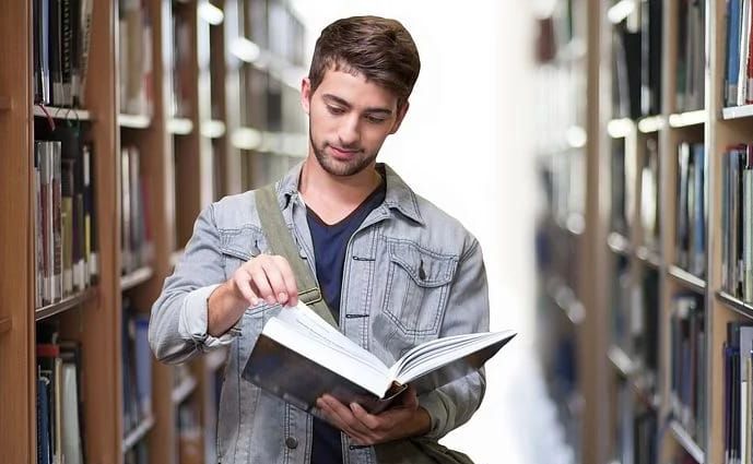 Detail Gambar Membaca Buku Di Perpustakaan Nomer 40