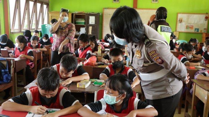 Detail Gambar Mewarnai Perlengkapan Bermain Di Ruangan Sekolah Nomer 12