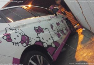 Detail Gambar Mobil Sedan Merah Skotlet Aneka Gambar Stiker Hello Kitty Nomer 3