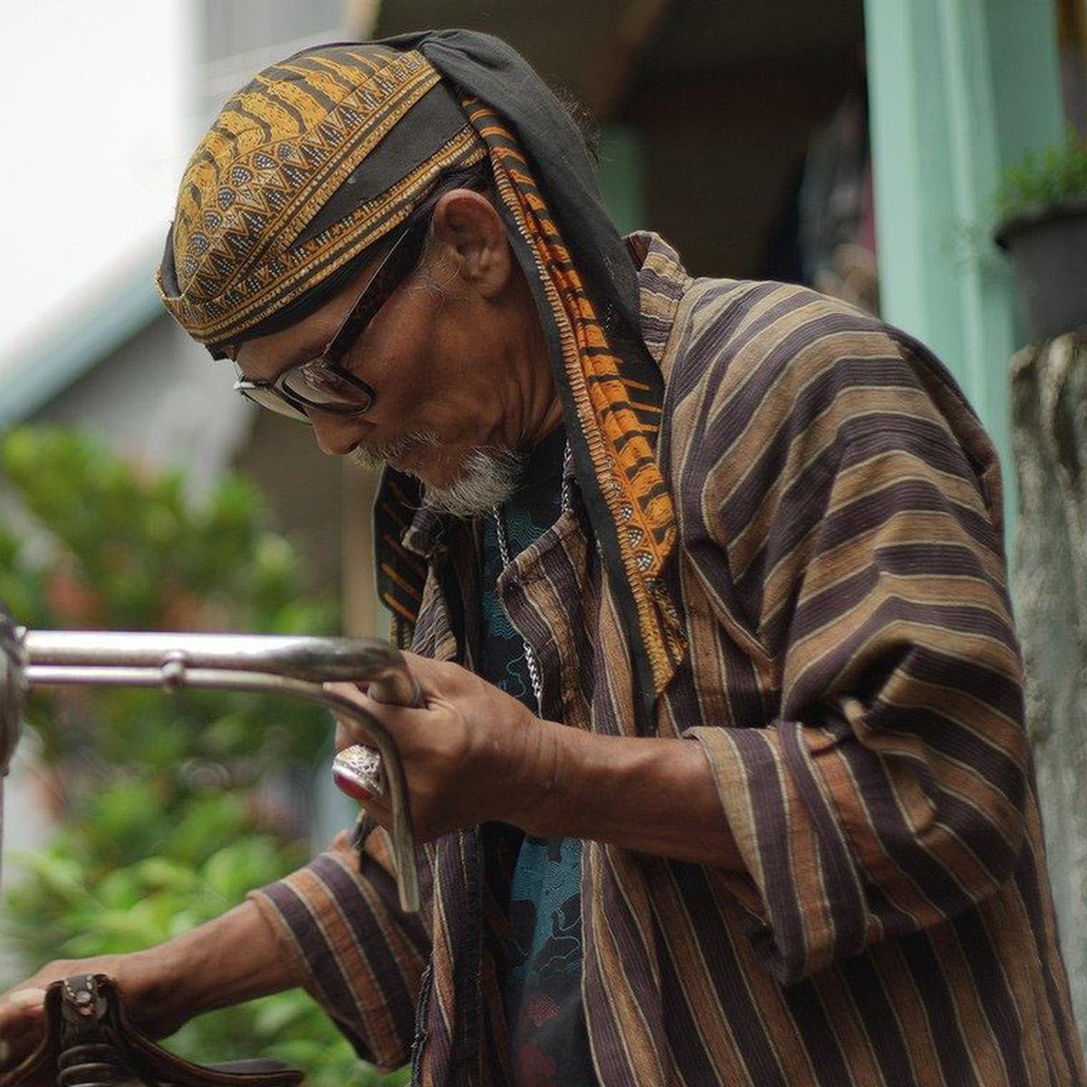 Detail Gambar Nenek Lucu Bahasa Jawa Nomer 30
