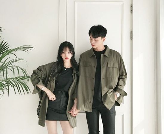 Gambar Orang Korea Pakai Baju Couple - KibrisPDR