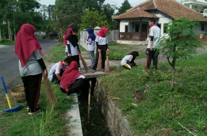 43 Gambar Orang Kerja Bakti Koleksi Terpopuler