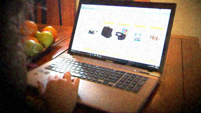 Detail Gambar Orang Lagi Mainin Laptop Nomer 13