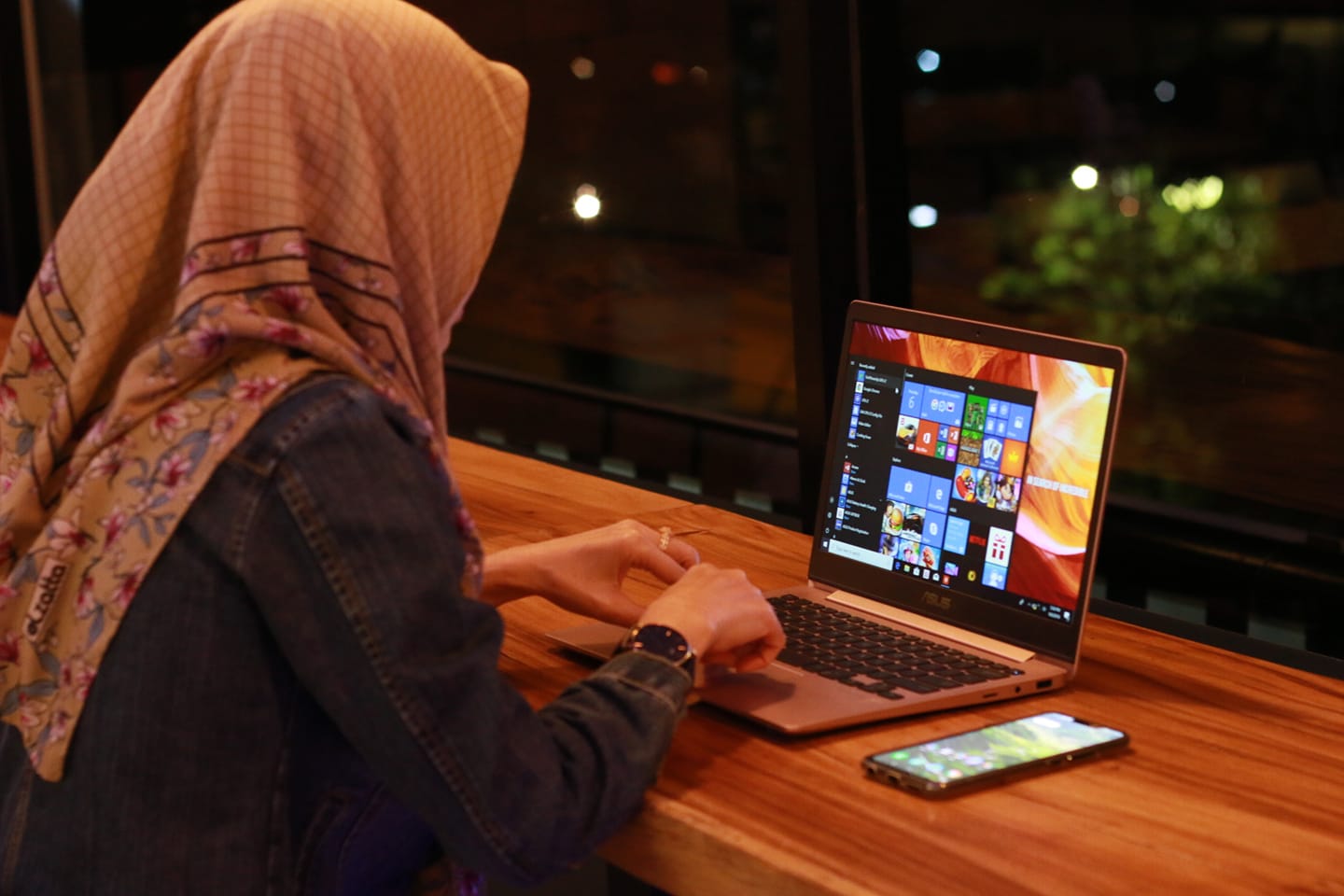 Detail Gambar Orang Lagi Mainin Laptop Nomer 7