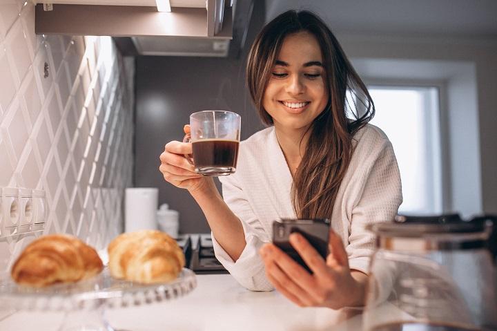 Detail Gambar Orang Lagi Minum Kopi Nomer 37