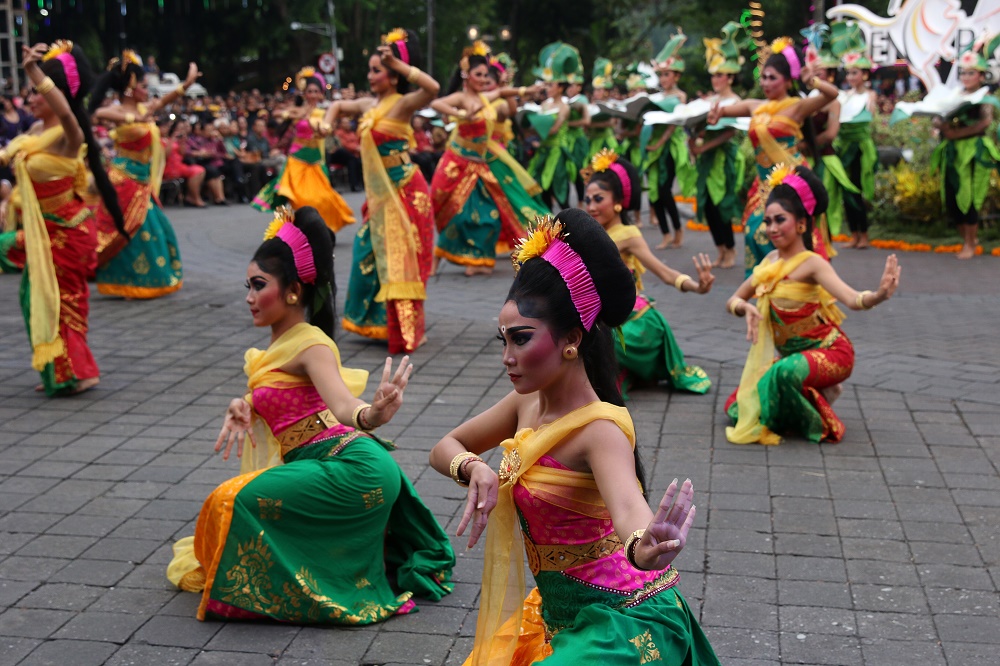 Detail Gambar Orang Latihan Menari Bali Nomer 5