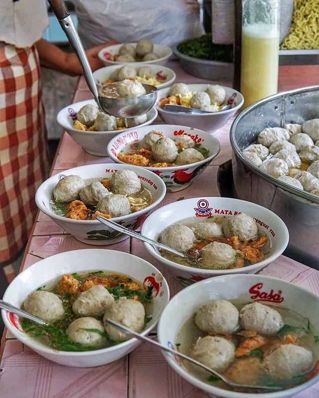 Detail Gambar Orang Makan Bakso Nomer 18