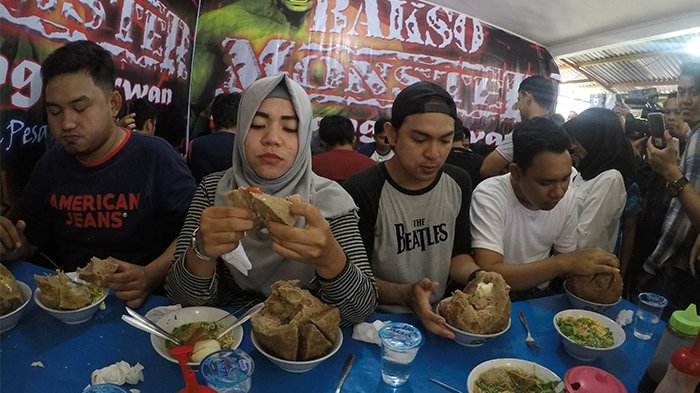 Detail Gambar Orang Makan Bakso Nomer 3