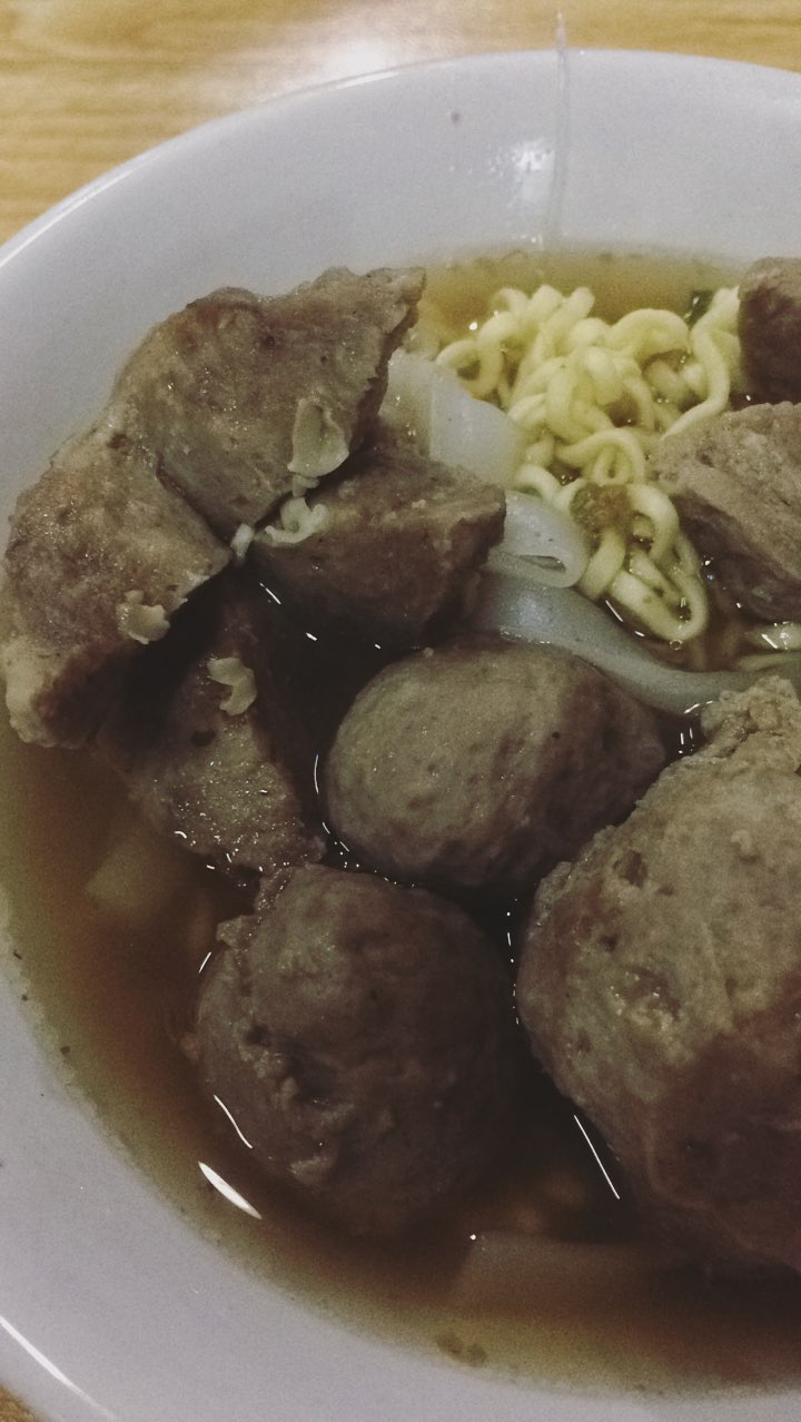 Detail Gambar Orang Makan Bakso Nomer 20