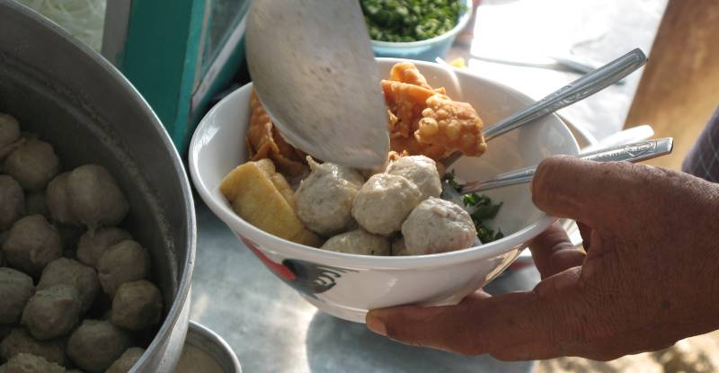 Detail Gambar Orang Makan Bakso Nomer 32