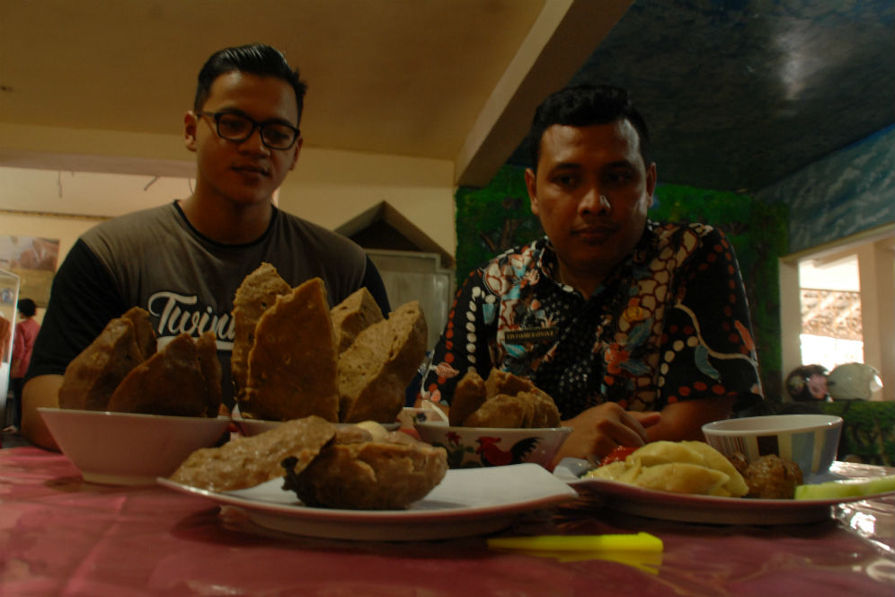 Detail Gambar Orang Makan Bakso Nomer 44