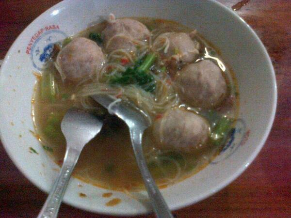 Detail Gambar Orang Makan Bakso Nomer 8