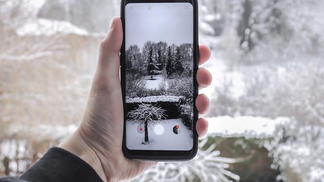 Detail Gambar Orang Mengetik Handphone Quote Bahasa Jawa Nomer 8