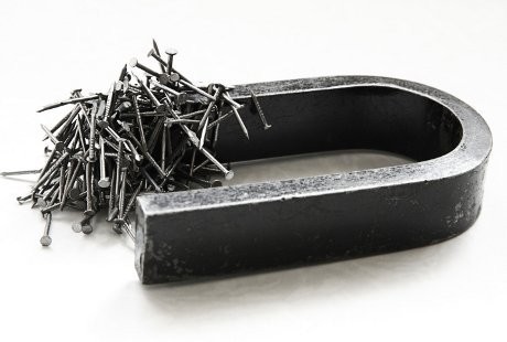 Gambar Orang Menggunakan Magnet Untuk Menarik Besi - KibrisPDR