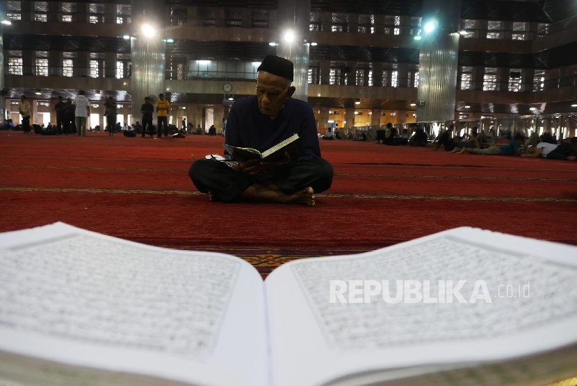 Detail Gambar Orang Muslim Sedang Membaca Buku Nomer 9