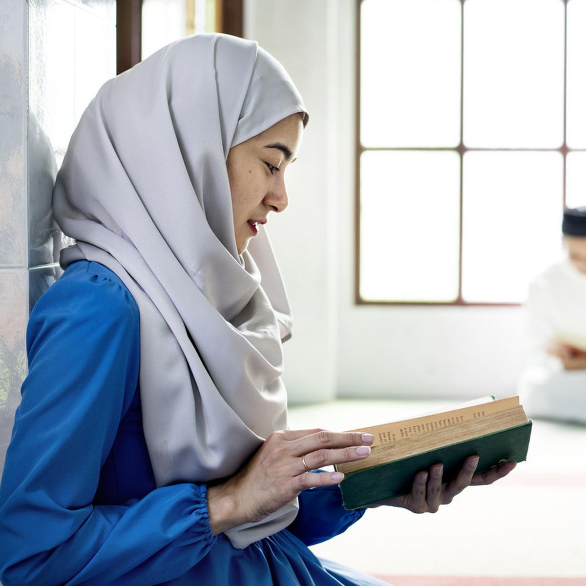 Detail Gambar Orang Muslim Sedang Membaca Buku Nomer 11