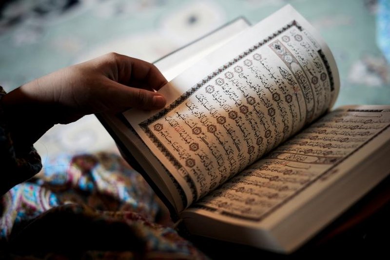 Detail Gambar Orang Muslim Sedang Membaca Buku Nomer 15