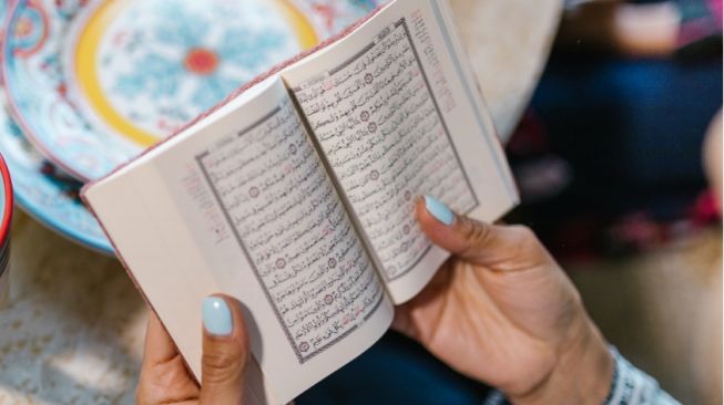 Detail Gambar Orang Muslim Sedang Membaca Buku Nomer 18