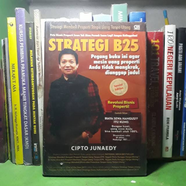 Detail Gambar Orang Pegang Buku Nomer 26