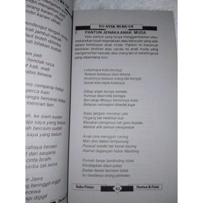 Detail Gambar Orang Pegang Buku Nomer 44