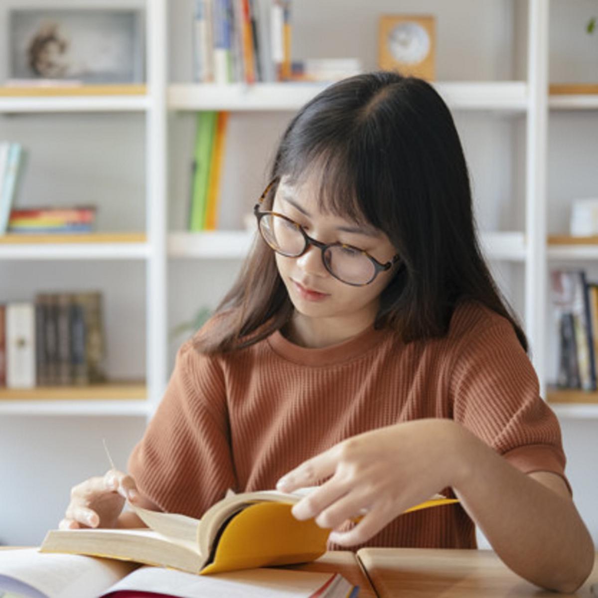 Gambar Orang Sedang Membaca Buku - KibrisPDR