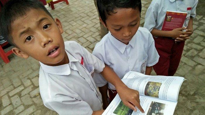 Detail Gambar Orang Sedang Membaca Buku Nomer 45