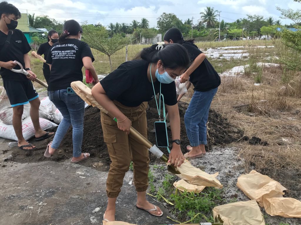 Detail Gambar Orang Yang Sedang Melakukan Pemupukan Nomer 45